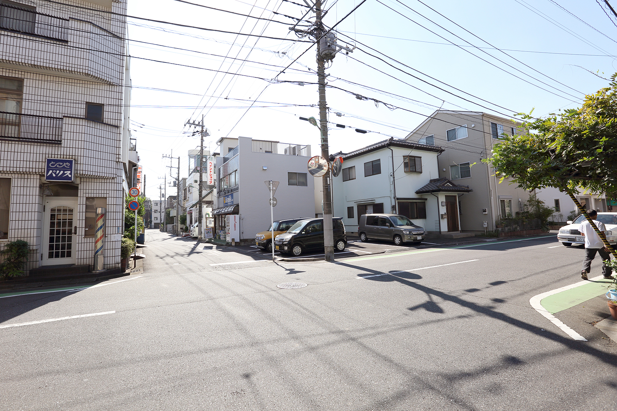 再度直進です。右手に飯塚小学校が見えてきます ので交差点を左折です。